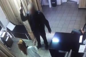 Перед инцидентом мужчина угрожал пистолетом водителям, чтобы те доставили в больницу его жену, сообщили в полиции