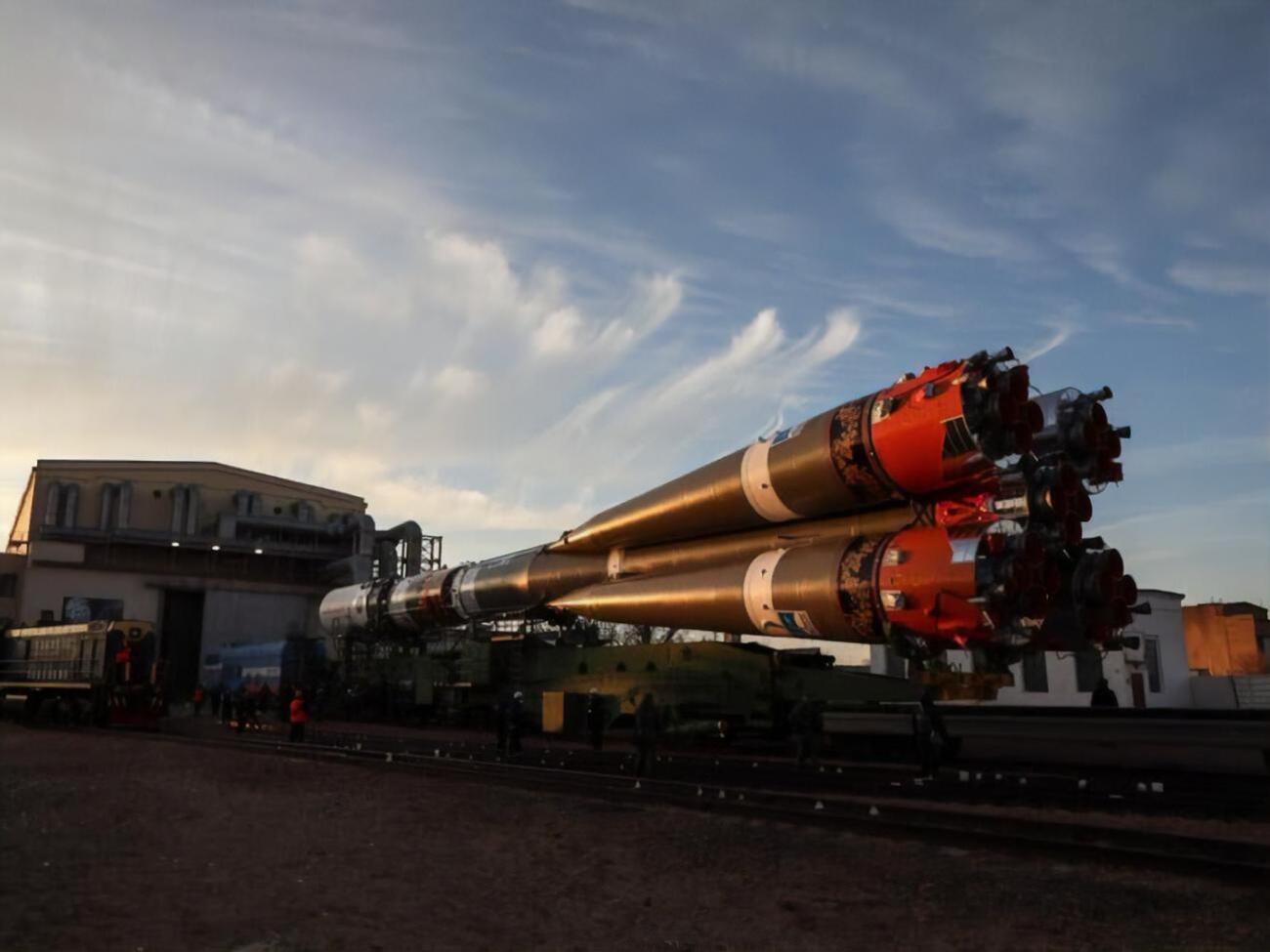 Ракету-носій прикрашено хохломським розписом із нагоди святкування 800-річчя Нижнього Новгорода