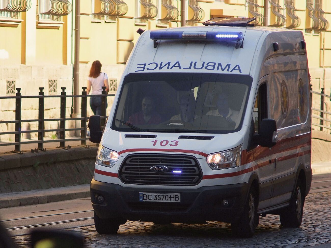 У МОЗ просять не викликати "швидкої" в розпал епідемії, якщо із симптомів – лише висока температура
