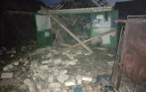 В результате прямого попадания одного из снарядов боевиков был разрушен гараж