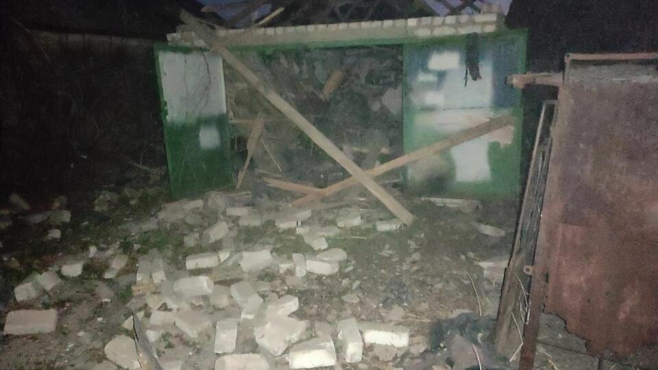 В результате прямого попадания одного из снарядов боевиков был разрушен гараж