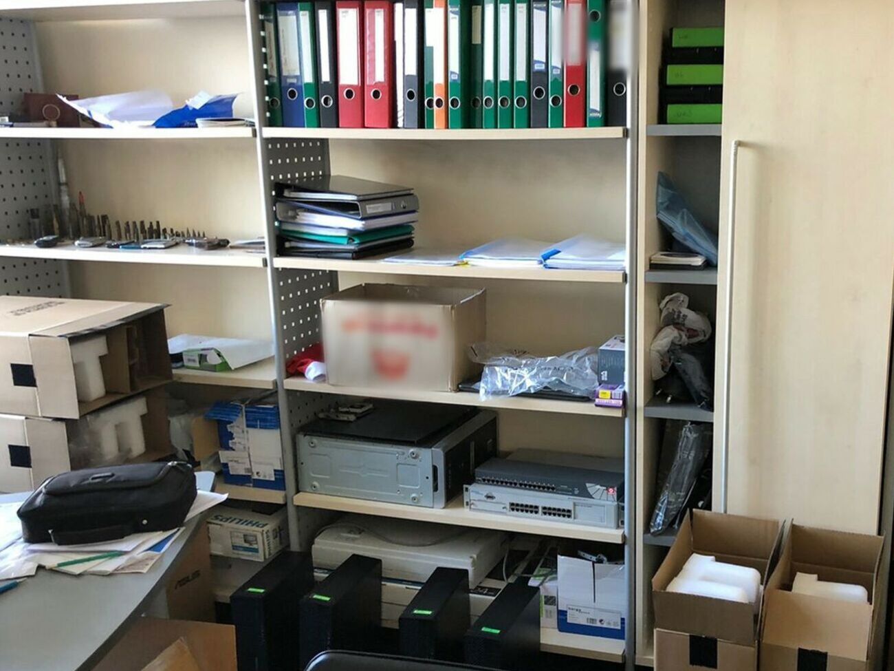Під час обшуків правоохоронці вилучили документи фінансово-господарської діяльності та комп'ютерну техніку