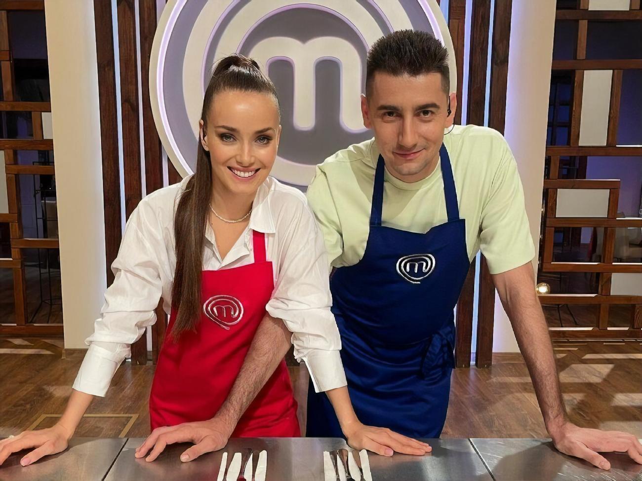 Ксенія Мішина та Олександр Еллерт познайомилися та почали зустрічатися у 2020 році на зйомках телешоу "Холостячка"