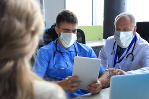 По словам Баника, определить подделку можно будет в том случае, если человек с фейковым сертификатом попадет в больницу с коронавирусом