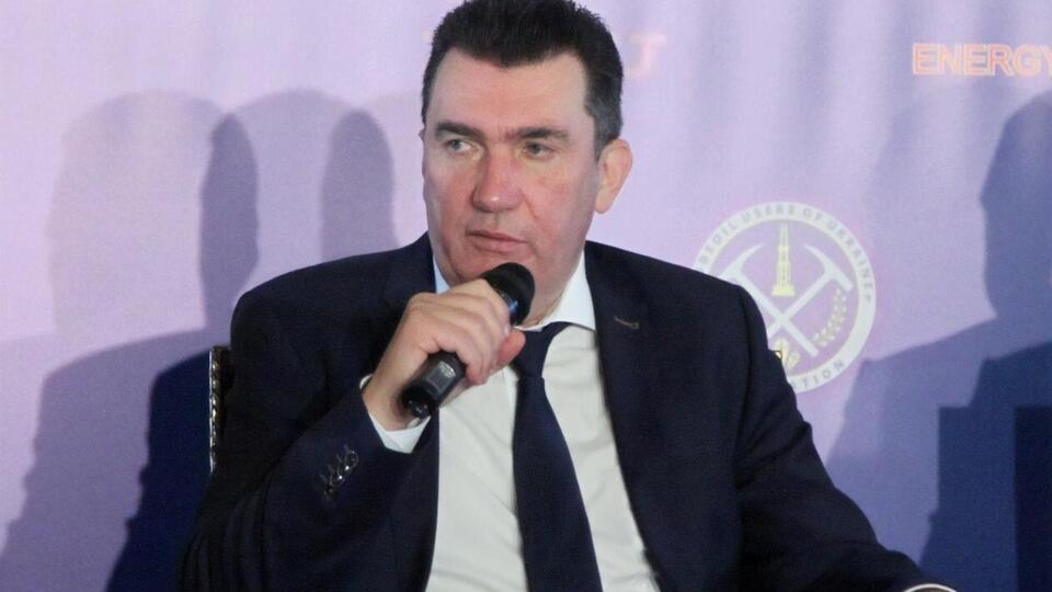 Один завод по производству кислорода уже работает, а другой будет работать с воскресенья, отметил Данилов