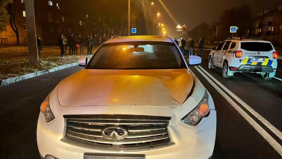 От удара Infiniti 72-летнюю женщину отбросило под колеса Daewoo