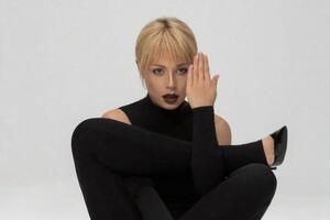 Тина Кароль засветила формы в откровенном вырезе