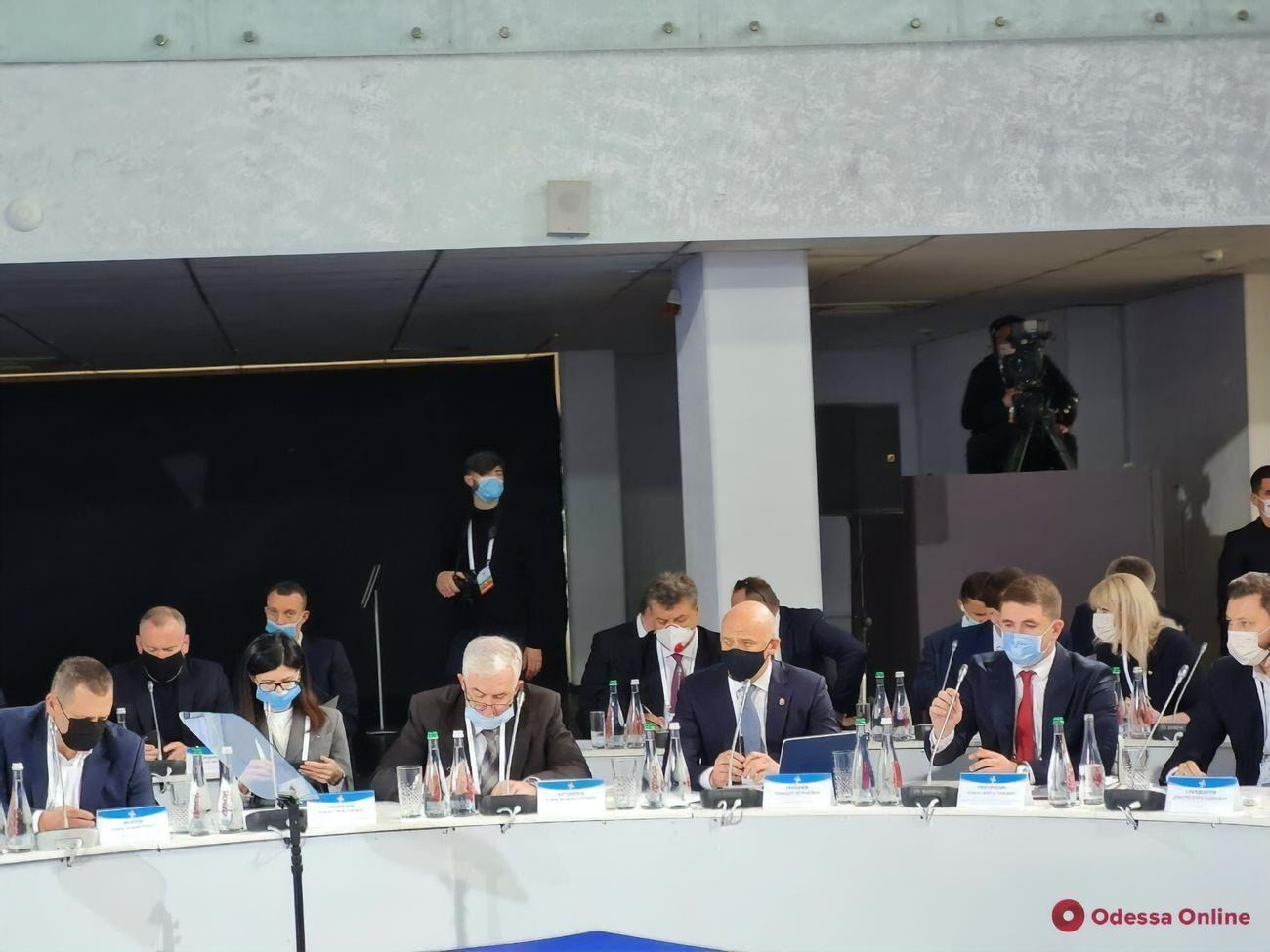 Геннадій Труханов (у чорній масці): Усі міські опорні медустанови забезпечили кріоциліндрами у кількості 30 штук