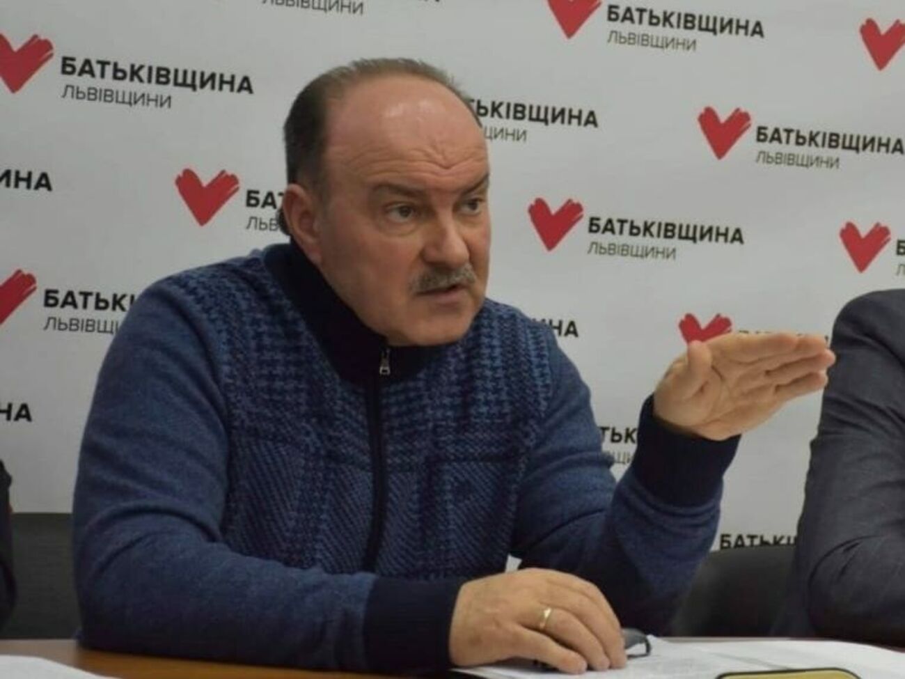 Українці витрачають на продукти та обов'язкові платежі 60% від свого бюджету, а влада нараховує соцвиплати за споживчим кошиком початку 2000-х