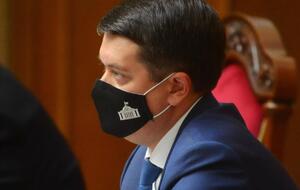 Разумков зазначив, що заяви про вихід із фракції "Слуга народу" не писав
