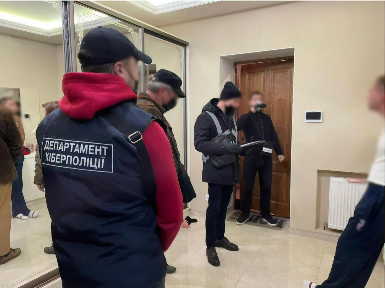 Поліцейські провели 28 обшуків за місцями проживання фігурантів та в їхніх автомобілях