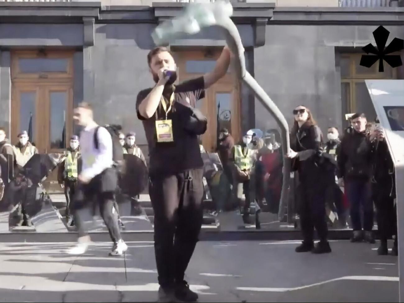 Активісти відірвали "руки", які прикріпили до будівлі ОПУ