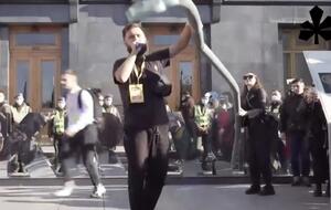 Активісти відірвали "руки", які прикріпили до будівлі ОПУ