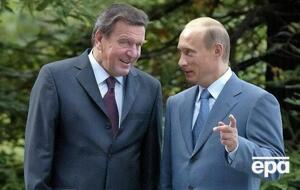 Шредер после ухода с поста канцлера Германии (на снимке он с Путиным в Сочи в 2004 году) стал председателем совета директоров "Роснефти"
