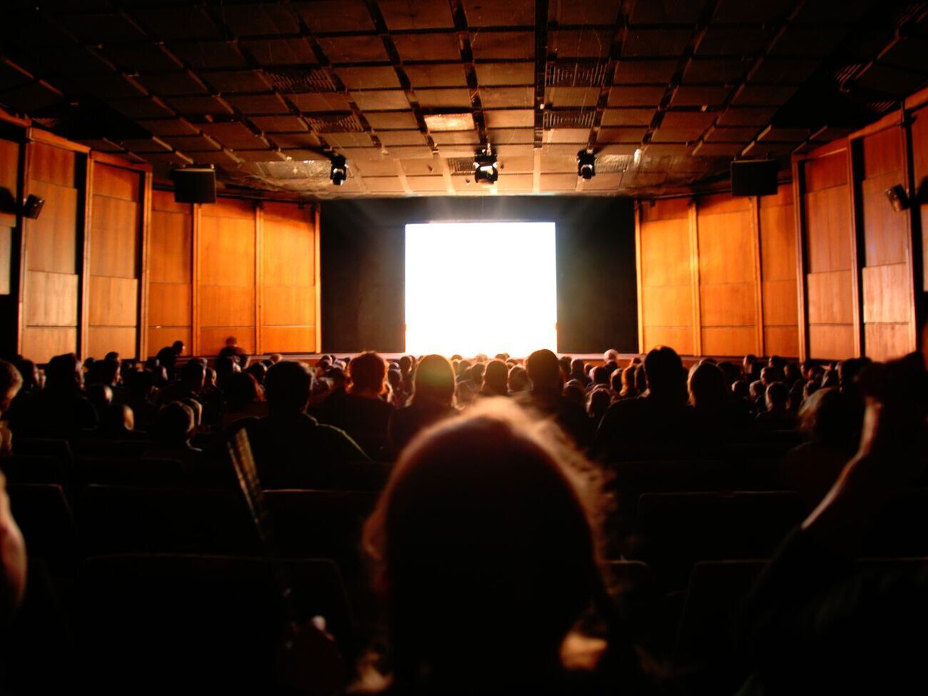 Журналісти шукають нову локацію для показу фільму