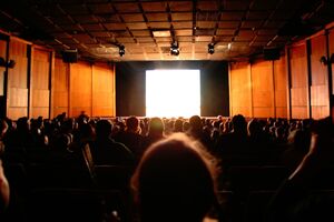 Журналісти шукають нову локацію для показу фільму