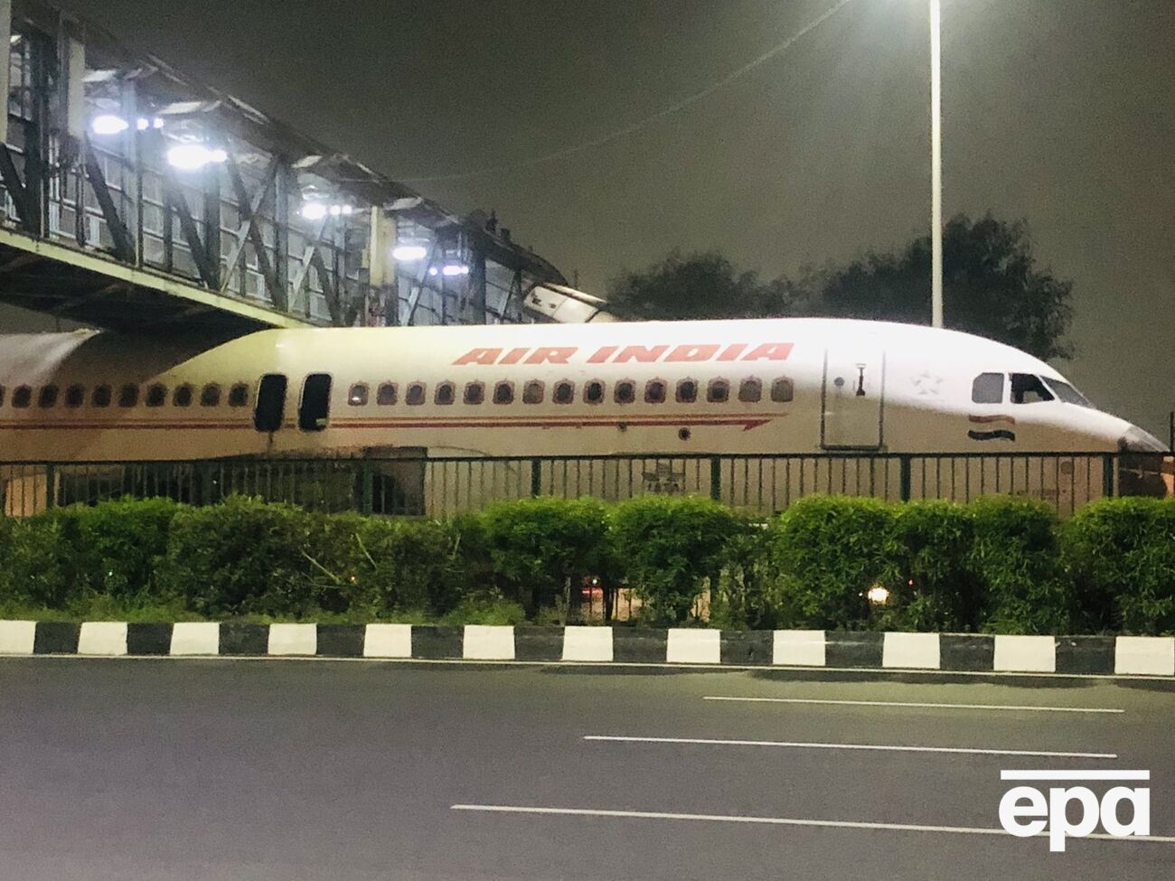 Самолет частично перекрыл движение на трассе