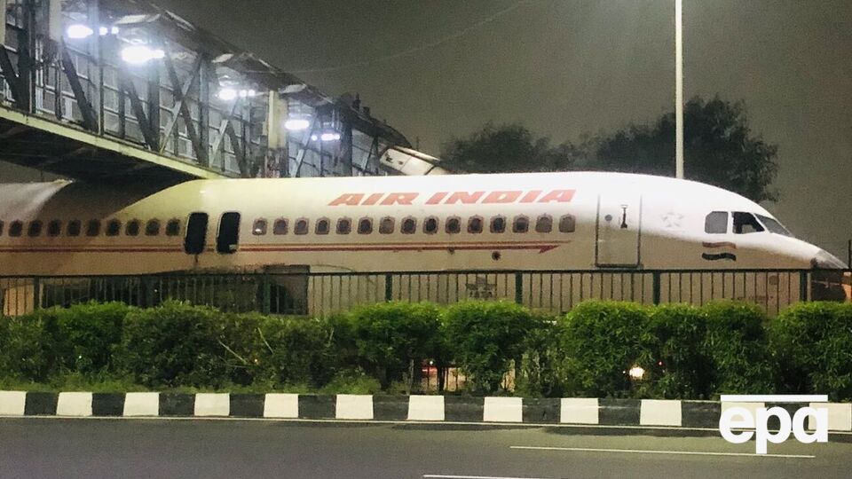 Самолет частично перекрыл движение на трассе