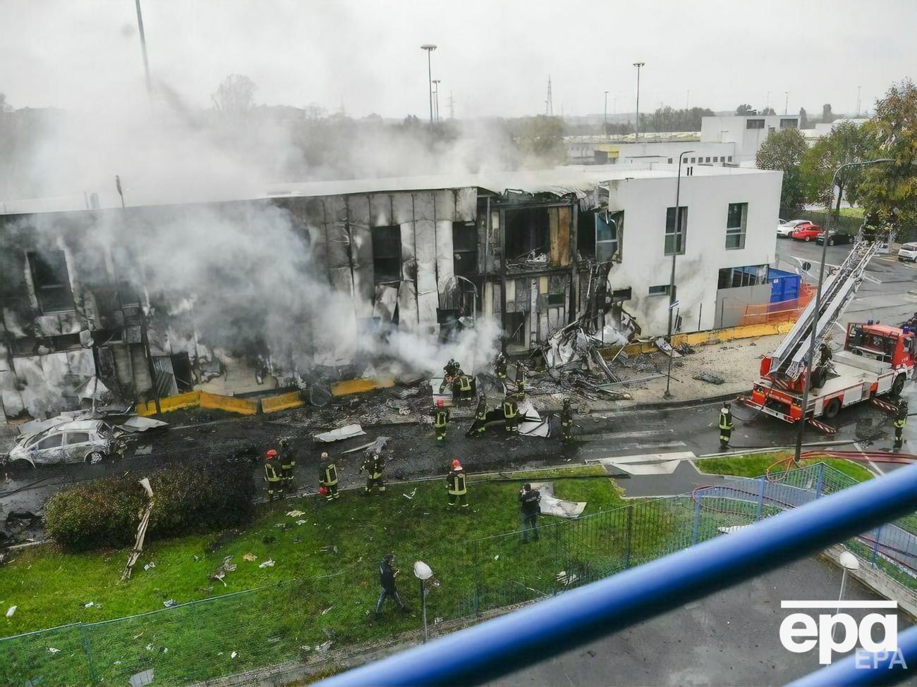 Самолет врезался в офисное здание