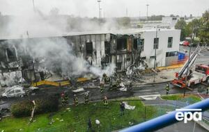 Самолет врезался в офисное здание