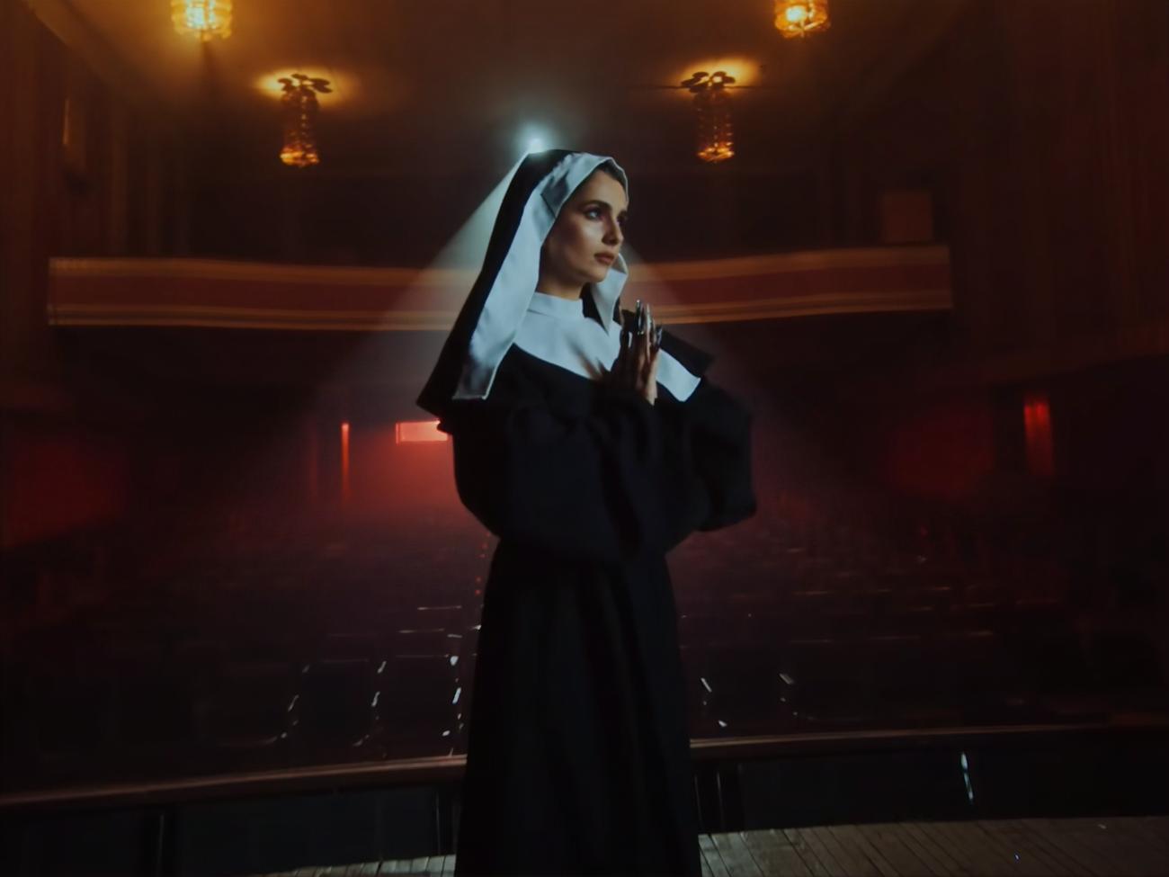 Тринчер раскритиковали в сети за образ монахини