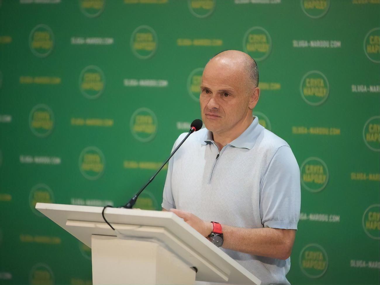 Радуцький пояснив, що мав на увазі громадські місця, якими виборчі дільниці не є