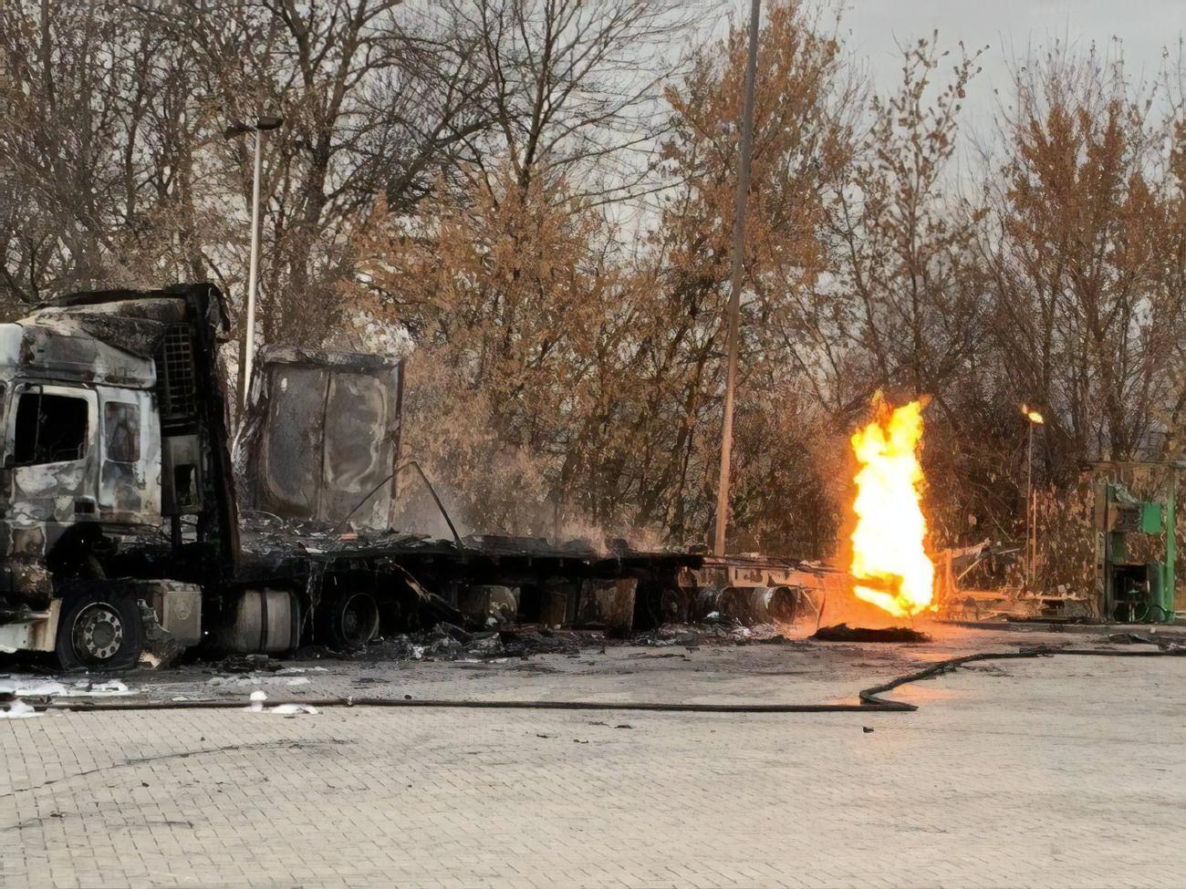 Взрыв емкости с газом произошел еще в ночь на 28 октября, газовый конденсат продолжает гореть