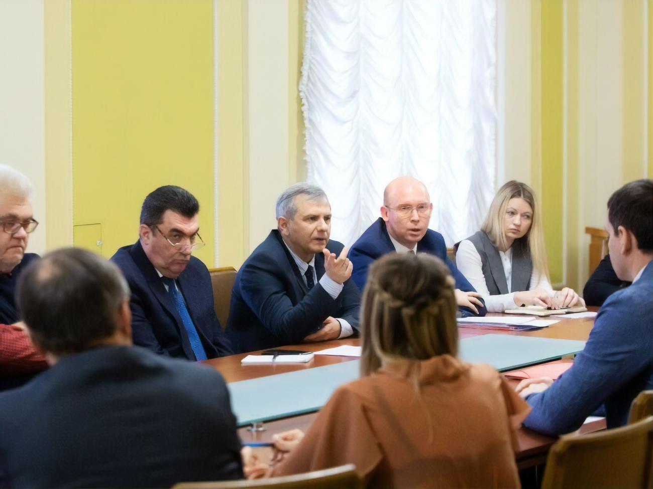 Устенко (у центрі): Локдаун стимулюватиме українців вакцинуватися