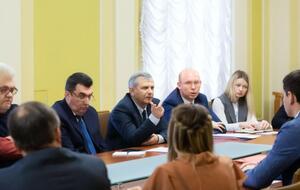Устенко (у центрі): Локдаун стимулюватиме українців вакцинуватися