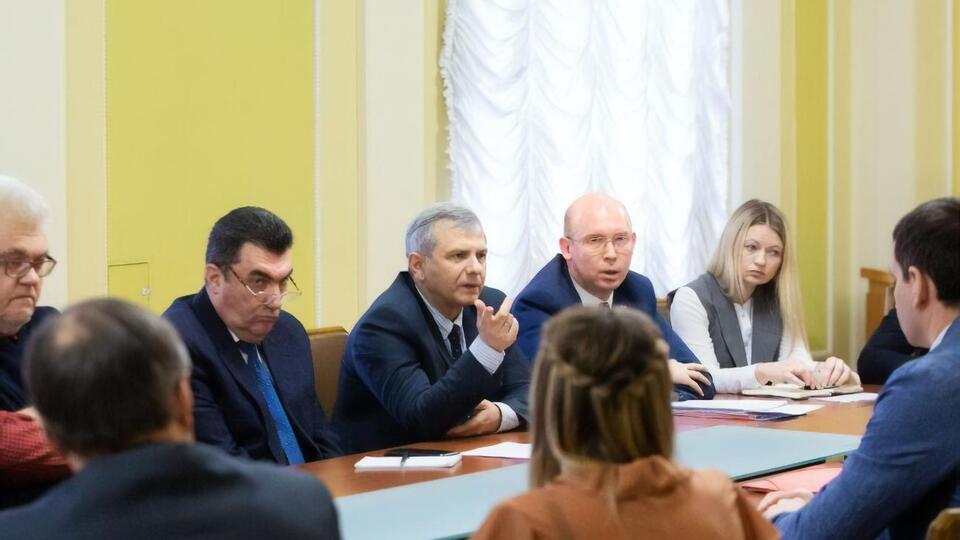 Устенко (у центрі): Локдаун стимулюватиме українців вакцинуватися