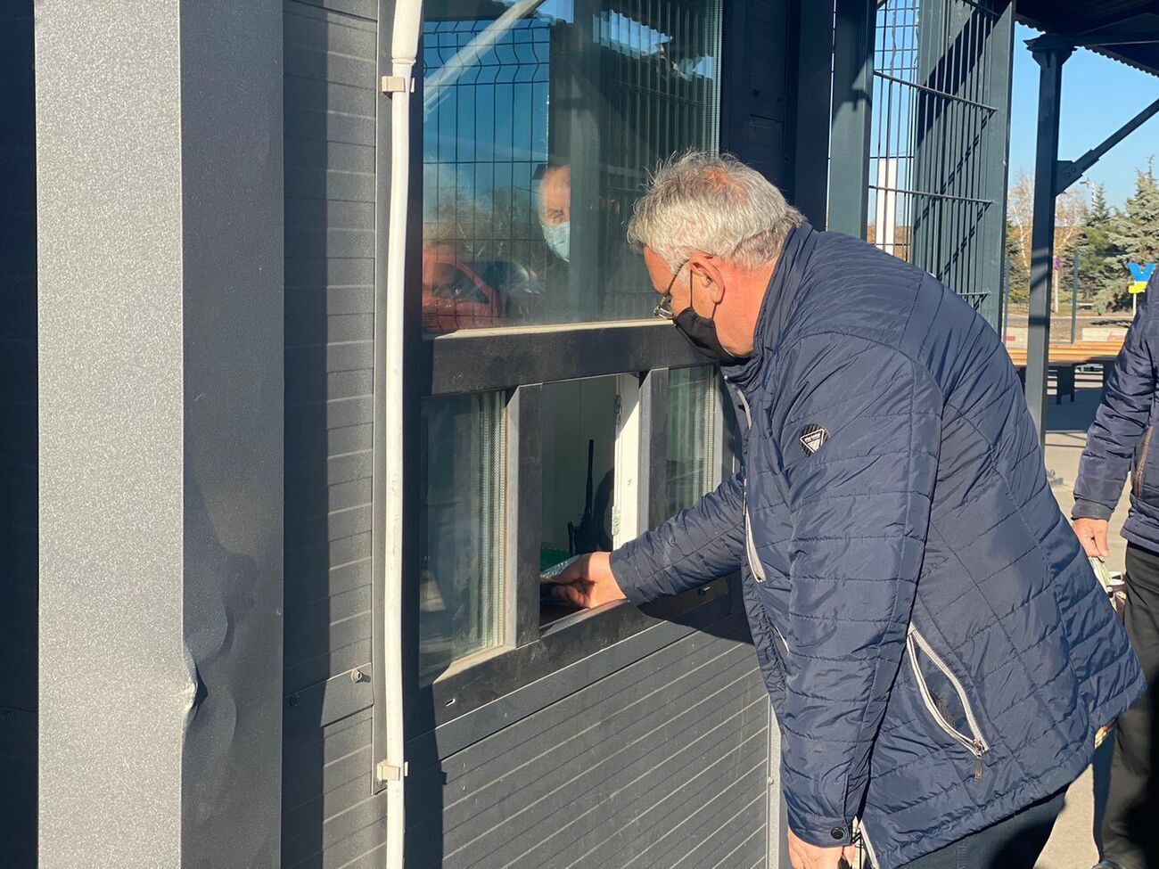 Из семи КПВВ на Донбассе ежедневно людей пропускает только один