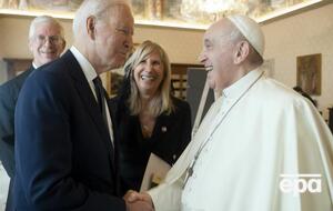 Байден (слева на фото) и Франциск обсуждали изменение климата