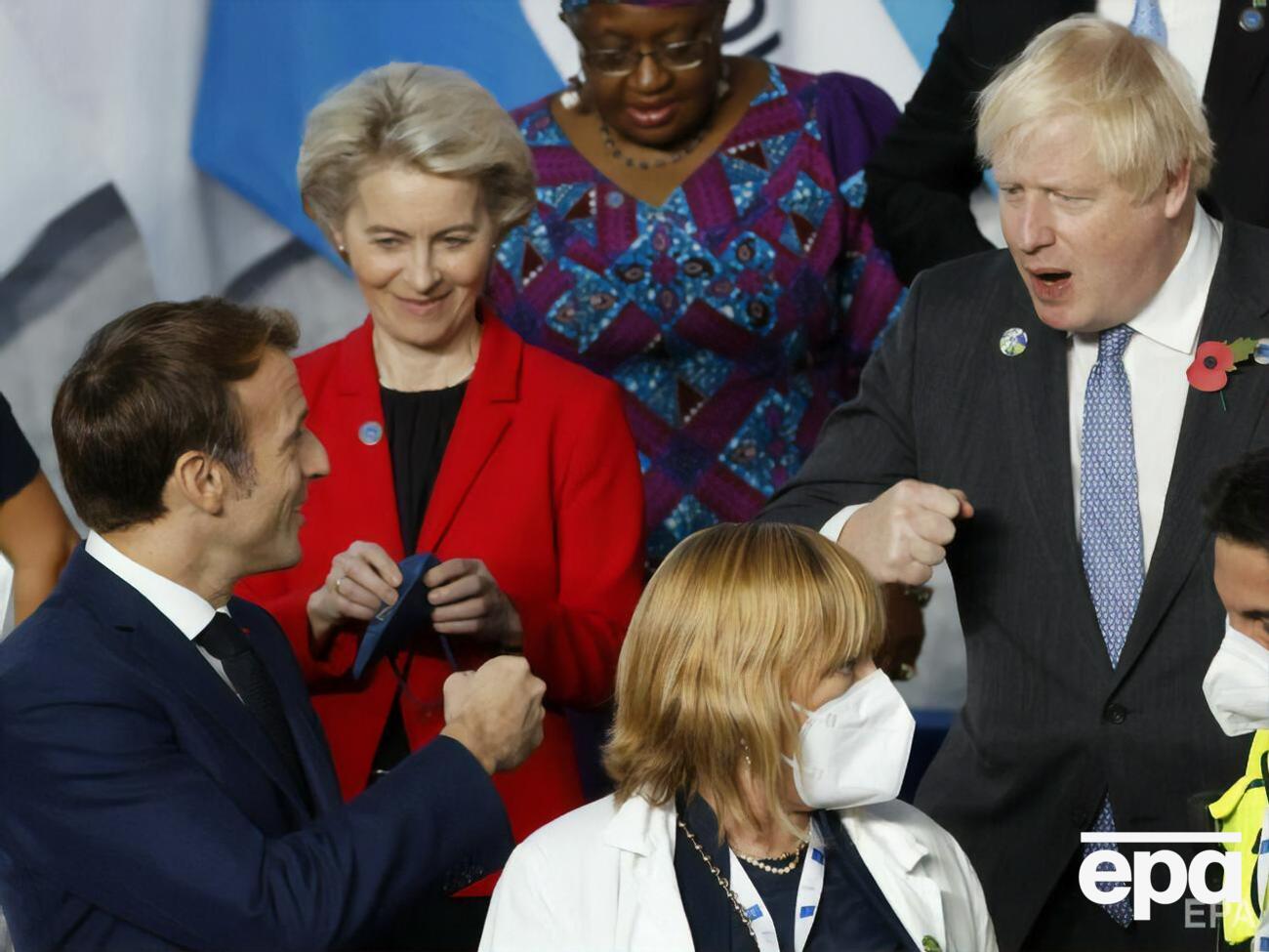 Борис Джонсон (на фото він праворуч) піднімався на сходинку для фотосесії під жартівливі докори лідерів G20