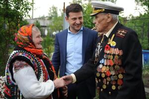 В мае 2019 года тогда избранный президент Владимир Зеленский в День памяти и примирения встретился в Запорожье с Залужным и связной Украинской повстанческой армии Параскевой Зеленчук-Потяк