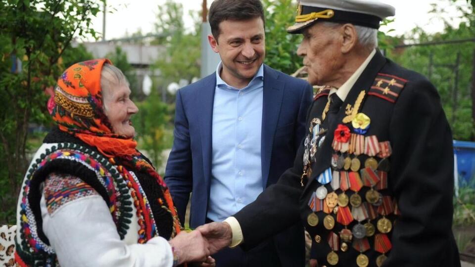 В мае 2019 года тогда избранный президент Владимир Зеленский в День памяти и примирения встретился в Запорожье с Залужным и связной Украинской повстанческой армии Параскевой Зеленчук-Потяк