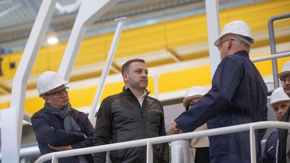 Монастирський (у центрі) перевірив, як просувається будівництво катерів для ДПСУ