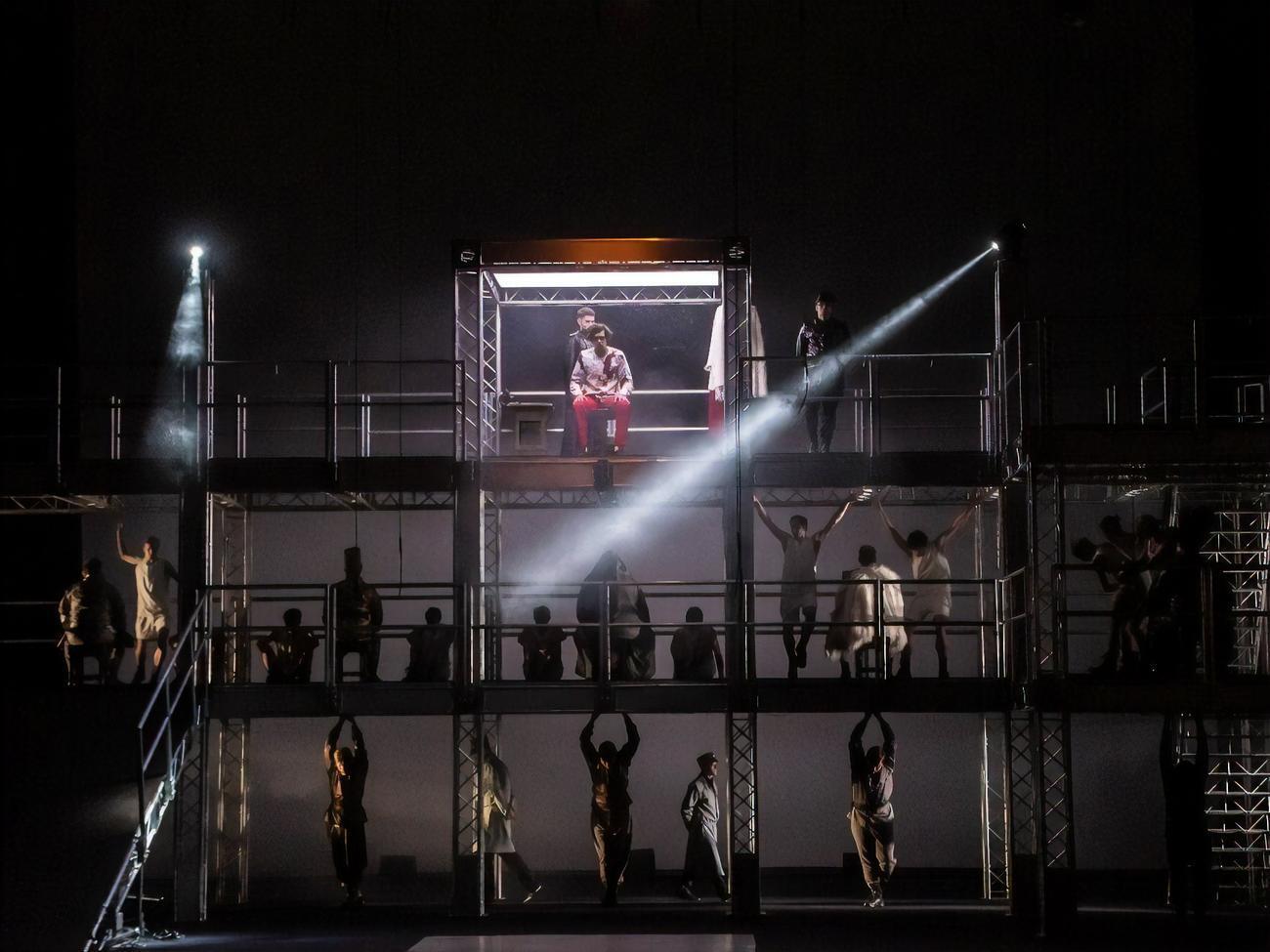 П'ятитонна багатоярусна конструкція на сцені театру &ndash; ідея режисера Держипольського