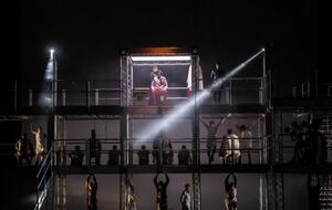 П'ятитонна багатоярусна конструкція на сцені театру – ідея режисера Держипольського