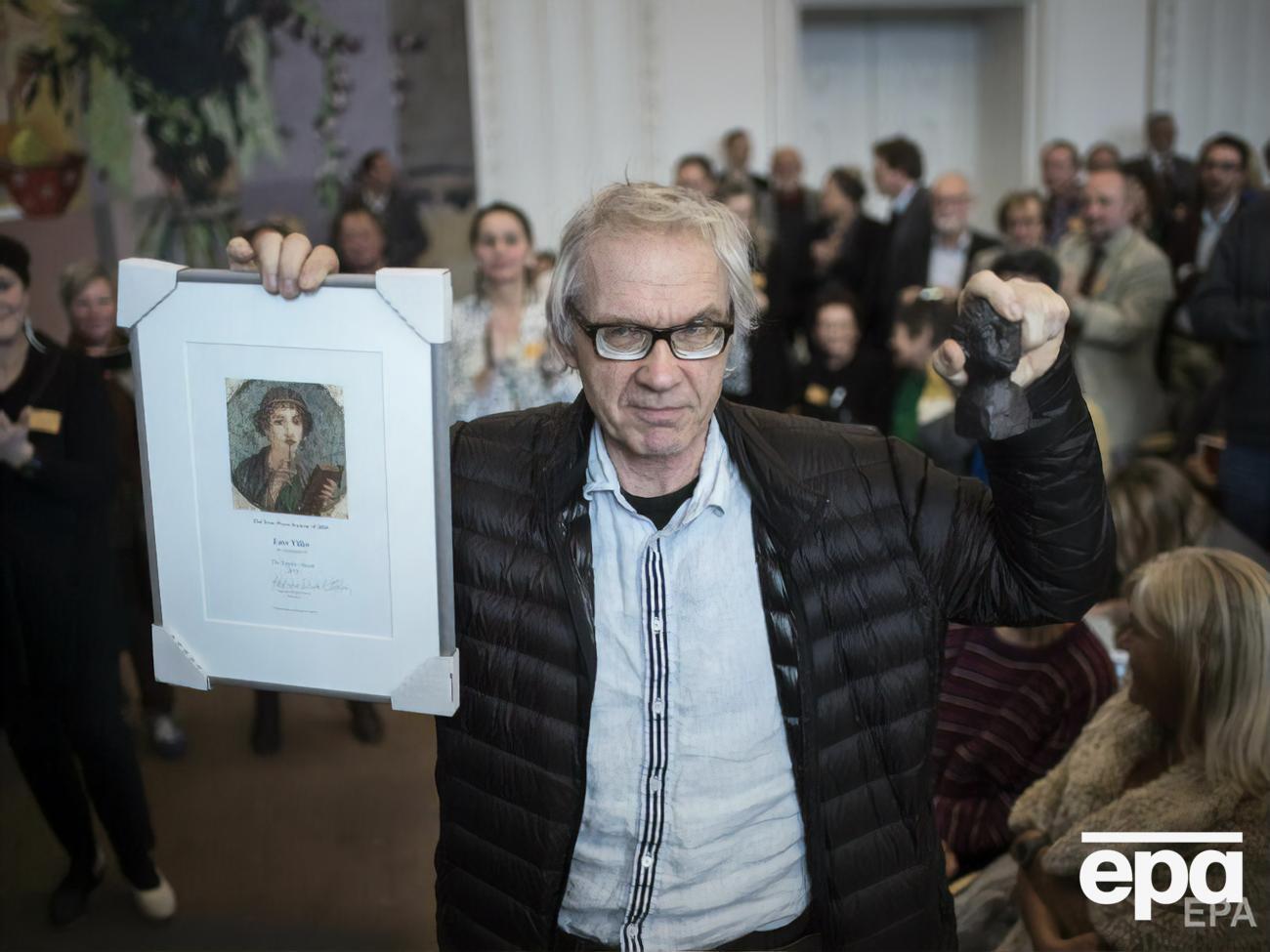 Вилкса охраняли полицейские после того, как ему стали угрожать расправой из-за карикатуры на пророка Мухаммеда