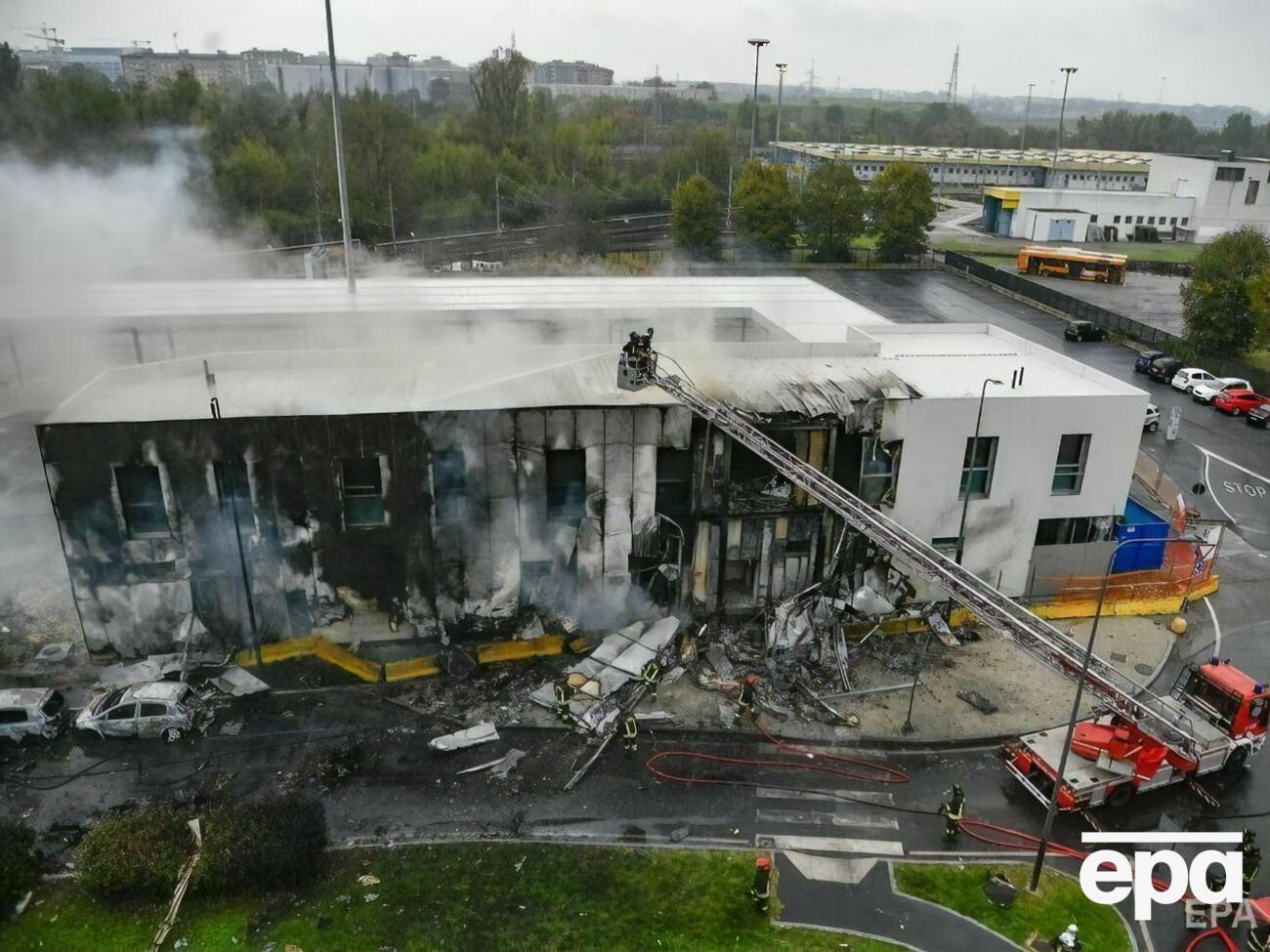 Самолет врезался в фасад здания.