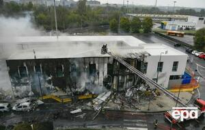 Самолет врезался в фасад здания.