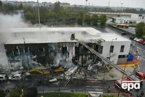 Літак врізався у фасад будівлі