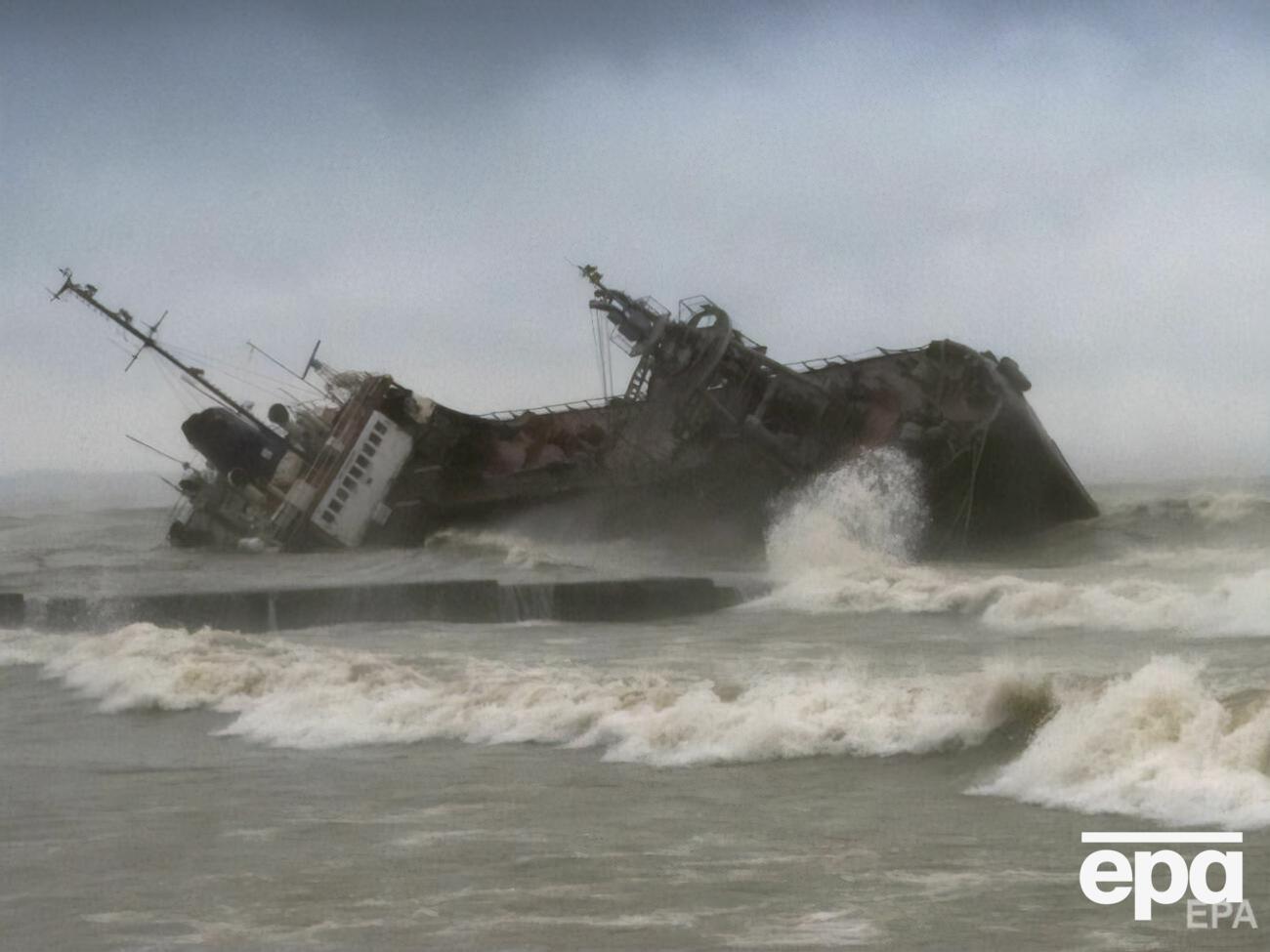 Танкер Delfi затонул возле пляжа в Одессе во время шторма в ноябре 2019 года