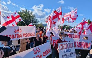 Участники акции выражают поддержку Саакашвили и требуют его освобождения