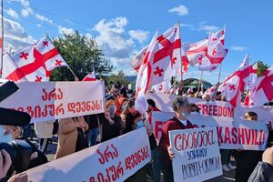 Участники акции выражают поддержку Саакашвили и требуют его освобождения