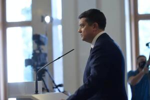 Разумков говорил, что не будет затягивать с проведением процедуры его отзыва с должности