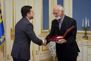 Зеленський передав орден Віктору Кузьменку