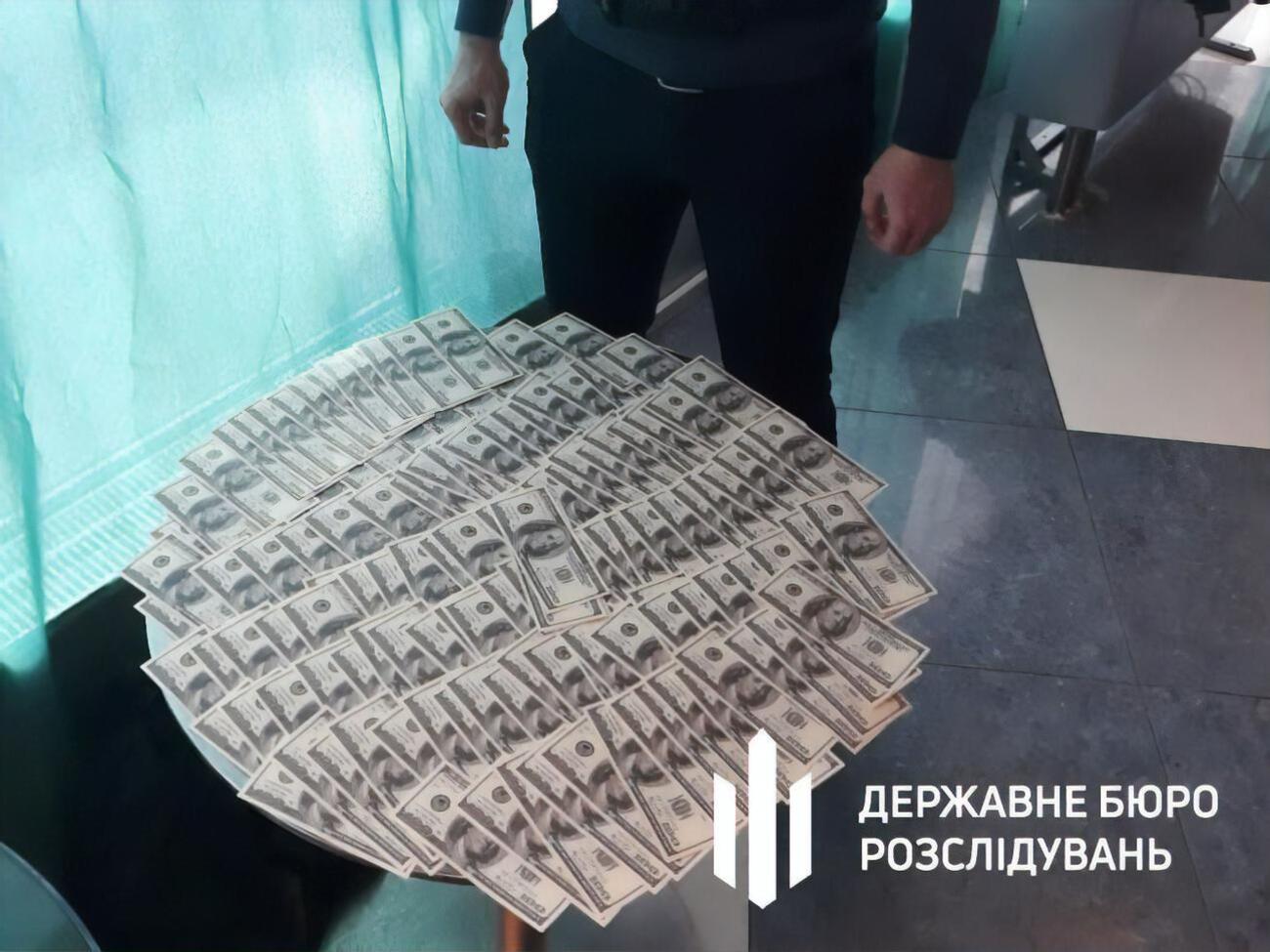 Юристів затримали під час передавання основної частини суми