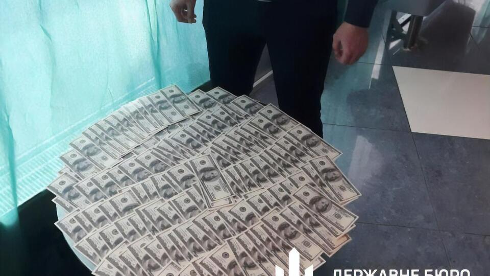 Юристів затримали під час передавання основної частини суми