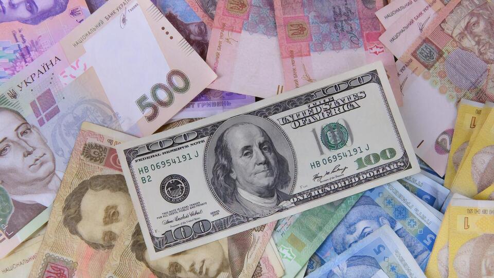 Гривня щодо долара подорожчала на чотири копійки
